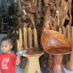 Магазин за дървени столове в Бали