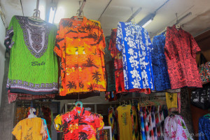 Магазинче за дрехи на улицата в град Кута, остров Бали
