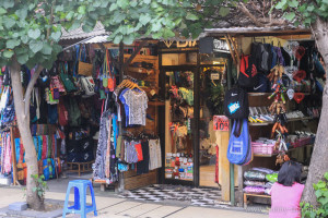 Магазинчета за дрехи на плажната улица в Кута, Бали