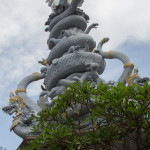 Каменна статуя на жена със змии на Бали