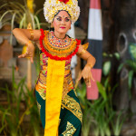 Жена танцува танца Barong в Индонезия