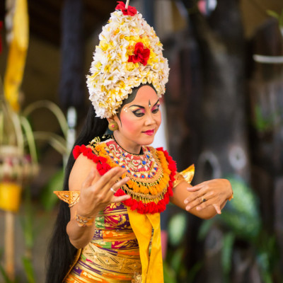 Жена танцува традиционния индонезийски танц