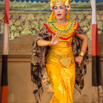 Индонезийка изпълнява танца Barong