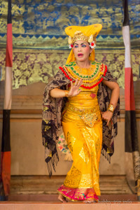 Индонезийка изпълнява танца Barong