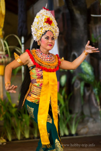 Изпълнителка на традиционен индонезийски танц