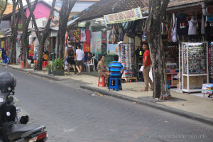 Магазинчета за дрехи и сувенири - остров Бали