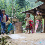 Деца пред къща в село - SAPA