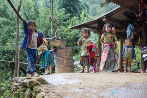 Деца пред къща в село - SAPA