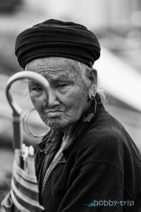 Портрет на жена с чадър в САПА