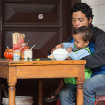 Мъж и дете закусват - САПА